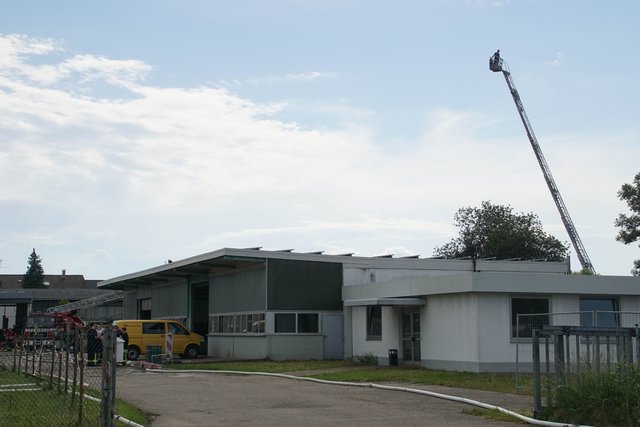 Bei einem Brand in einer Lagerhalle in Östringen (Kreis Karlsruhe) hat es am Montag, 21. Mai, laut Polizei Explosionen gegeben.