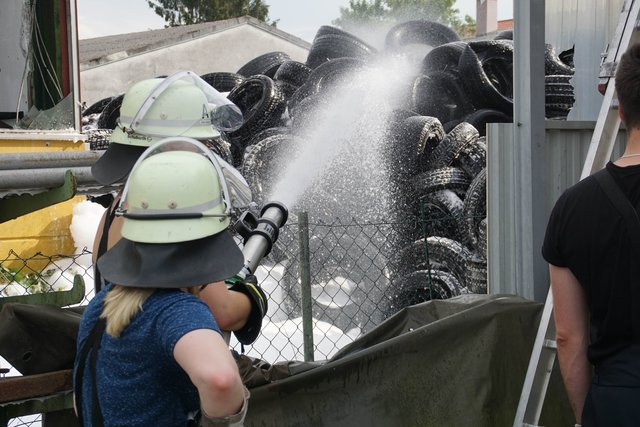 Bei einem Brand in einer Lagerhalle in Östringen (Kreis Karlsruhe) hat es am Montag, 21. Mai, laut Polizei Explosionen gegeben.
