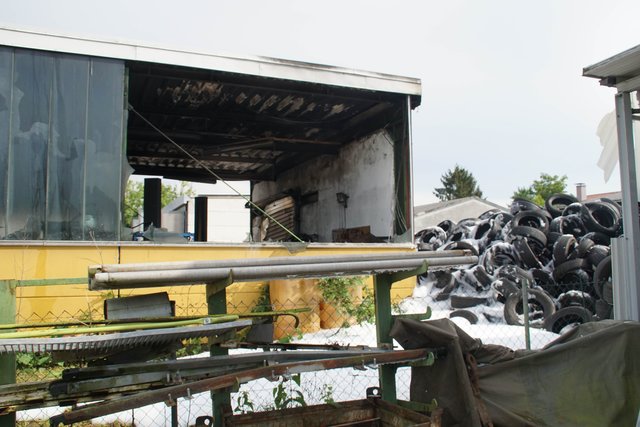 Bei einem Brand in einer Lagerhalle in Östringen (Kreis Karlsruhe) hat es am Montag, 21. Mai, laut Polizei Explosionen gegeben.