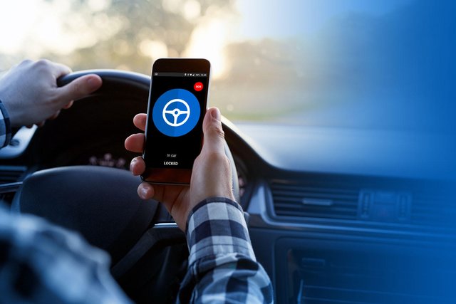 Ablenkung am Steuer kann tödlich enden. Ein neues System soll dies jetzt verhindern. Sobald sich das Auto in Bewegung setzt, wird die Bedienoberfläche des Smartphones gesperrt. | Foto: © SafeDrivePod/TRDmobil