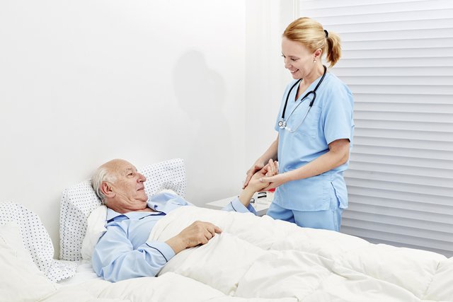 Oft werden Wunden im Alter chronisch. Gerade für solche Fälle bewährt sich eine hydroaktive, feuchthaltende Wundversorgung. | Foto: Robert Kneschke/stock.adobe.com