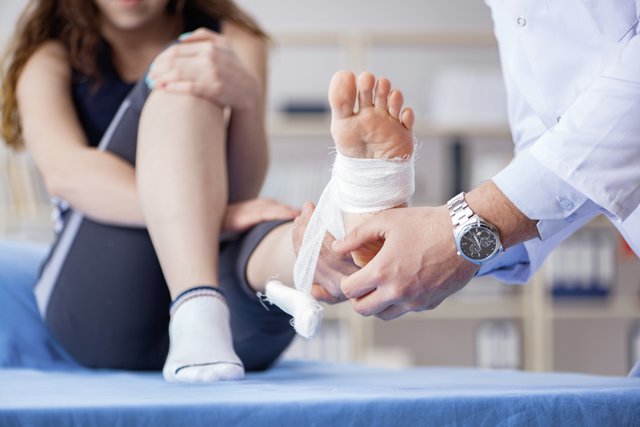 Auch für frische Wunden empfiehlt sich ein kühlendes, hydroaktives Wundgel. | Foto: Elnur/stock.adobe.com