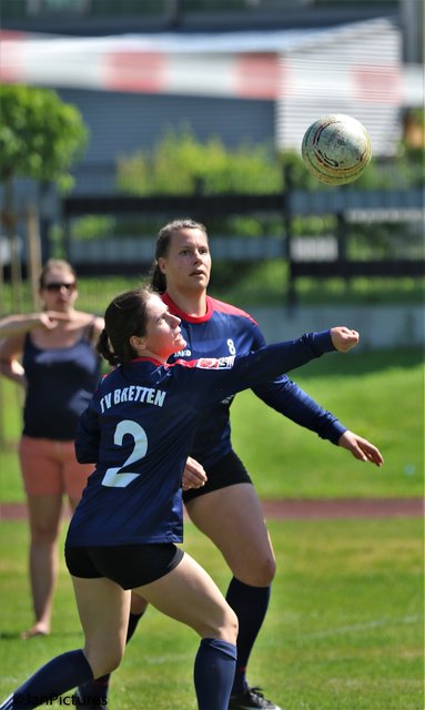 links Saskia Blanc, rechts Birte Baxmann TV Bretten