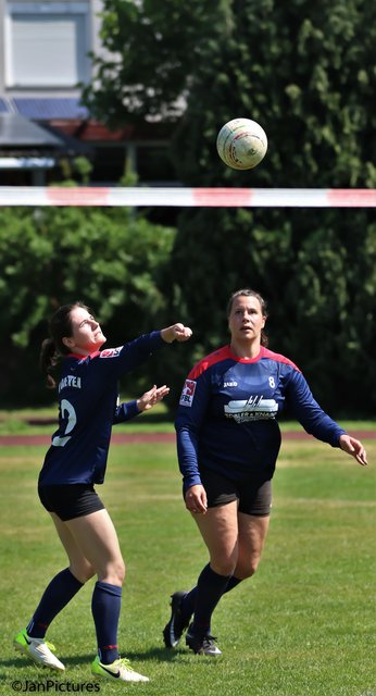 links Saskia Blanc, rechts Birte Baxmann TV Bretten