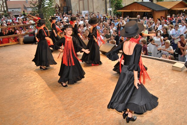 Im Beisein bereits zahlreicher Besucher wurde am Samstagnachmittag mit einem bunten Programm auf der Bühne (hier die Flamenco-Tänzerinnen aus Benaojan (1) beziehungsweise (2) die Las Chicas Flamencas, der Nachwuchs des Club Cultural Knittlingen das Fauststadtfest 2018 eröffnet.