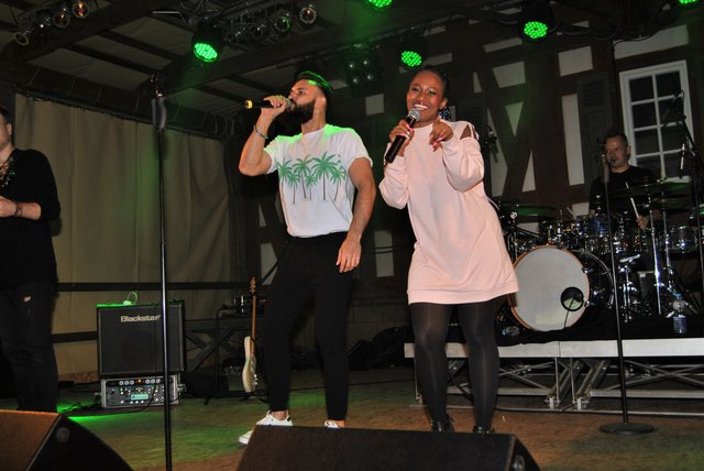 Die Knittlinger Künstlerin „Miss Kavila“ sorgte mit ihrer Band am Montagabend zum Ausklang des Fauststadtfestes nochmals für ein grandioses Musikerlebnis. | Foto: Rudolf Haller