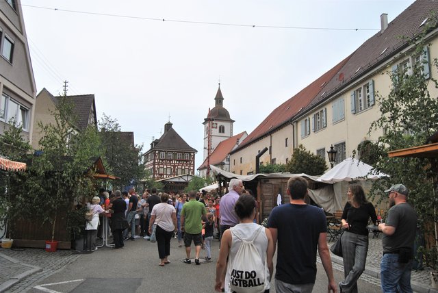 Jede Menge los war am Samstagabend in und rund um die historische Marktstraße, wo heuer nach zweijähriger Pause wieder das traditionelle Fauststadtfest gefeiert wurde. | Foto: Rudolf Haller