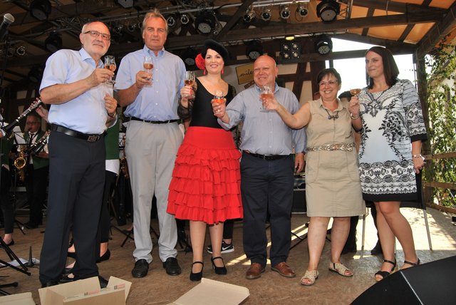 Haben mit einem guten Tröpfchen vom Weingut Spahlinger auf ein gutes Gelingen des Fauststadtfestes angestoßsen (von links): Organisator Gerhard Hähnle, Bürgermeister Heinz-Peter Hopp, Bürgermeisterin Soraya Garcia Mesa (Benaojan), Bürgermeister-Stellvertreter Carlos Ernesto Escalante Alza (Montejaque), Bürgermeister-Stellvertreterin Gisela Dannecker (Knittlingen) und Dolmetscherin Michaela Haller. | Foto: Rduolf Haller