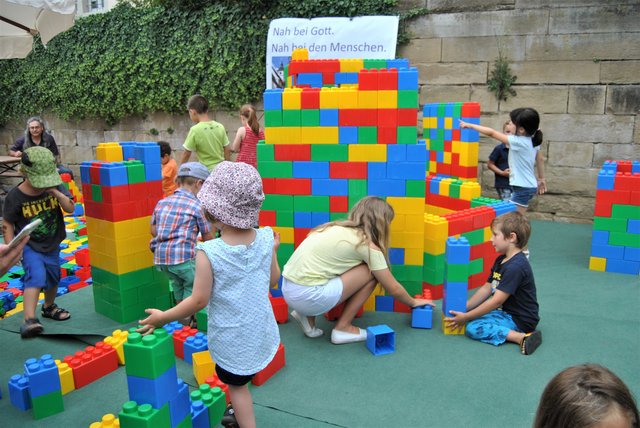 Die Kids durften ihrer Kreativität mit Riesen-Legosteinen beim Förderverein Jugendarbeit der Evangelischen Kirchengemeinde freien Lauf lassen. | Foto: Rudolf Haller