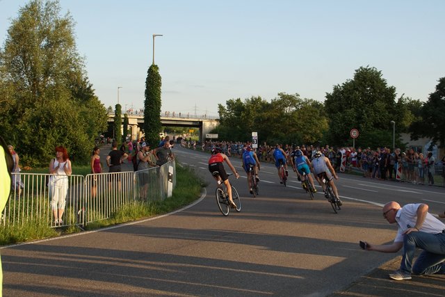 Am Samstag 2. Juni ging die Deutsche Triathlon der 1. Bundesliga an den Start. Um 18.30 hiess es fuer die Frauen Start und Auftakt in den Wettkampf aus Schwimmen, Fahrradfahren und Rennen. Es gibt in Deutschland insgesamt 5 Triathlon Wettkaempfe, die in ganz Deutschland ausgetragen werden, darunter fallen 2 Wettkaempfe im Sueden Deutschland aus. Das letzte Rennen macht die Insel Sylt an der Ostsee. Um 20 Uhr hiess es dann fuer die Maenner zu dem Auftakt in die Bundesliga. Es kommen Teams aus der ganzen We