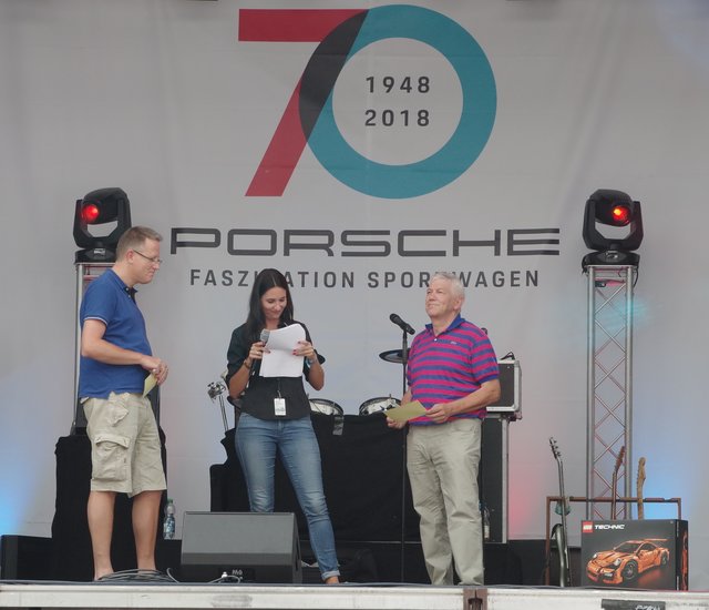 Der Autor dieser Zeilen bei einem Gewinnspiel im Rahmen der Feierlichkeiten 70 Jahre Porsche.