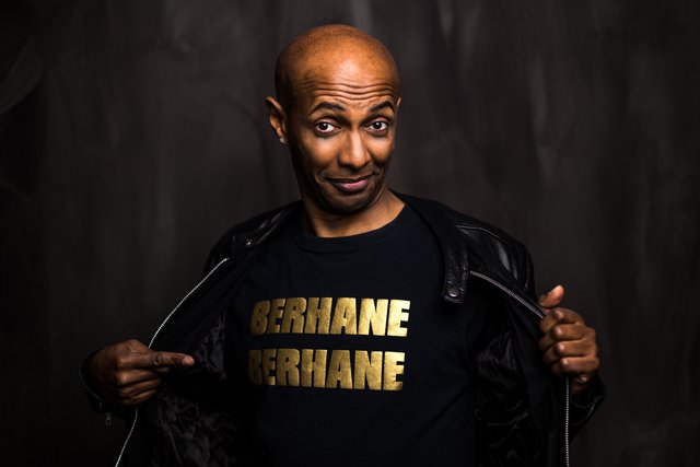 Comedian Berhane Berhane serviert Comedy zum Frühstück.
