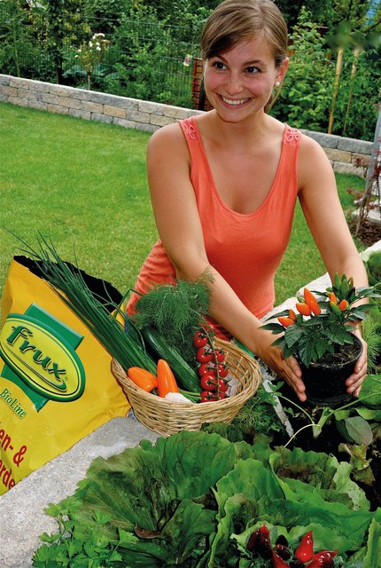 Spezialerden für Hochbeetfüllungen kann man im Gartencenter oder Fachhandel kaufen. Anders als Rasenschnitt oder Kompost sind sie ganzjährig verfügbar. Foto: djd/frux - Einheitserde Werkverband e.V.