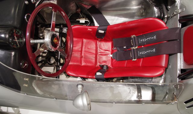 Spartanischer Sitz im Formelrennwagen.