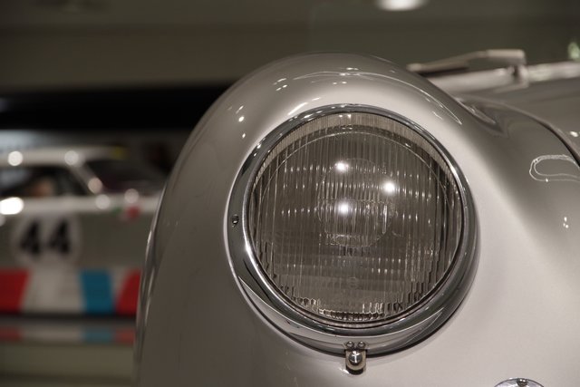 Scheinwerfer am Roadster 356 "Nr. 1".