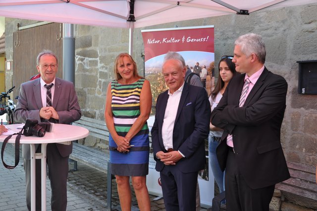 Wichtiges Etappenziel erreicht: (von links) Bürgermeister Thomas Nowitzki, die Grünen-Landtagsabgeordnete Andrea Schwarz, der CDU-Landtagsabgeordnete Joachim Kößler, Breitband-Koordinatorin Helena Dennig vom Landkreis Karlsruhe und Dezernent Ragnar Watteroth. Foto: ch