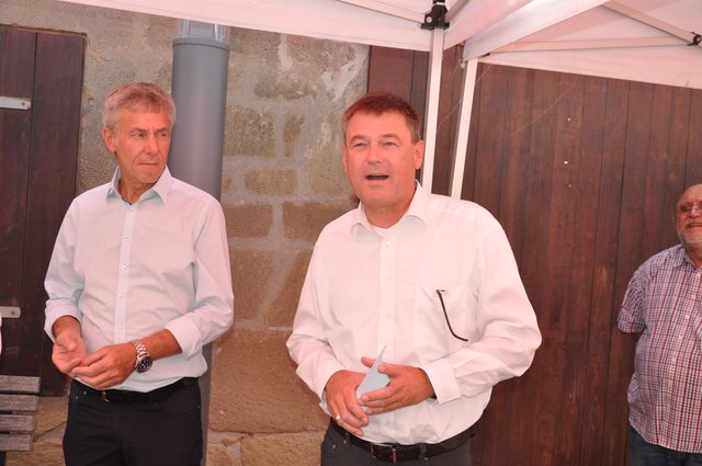 Lob von der EnBW: Regionalzentrumsleiter Michael Gutjahr (Mitte) - hier mit Kommunalberater Rolf Schönhaar (links) - sieht Oberderdingen beim Glasfaserausbau ganz vorne. Foto: ch