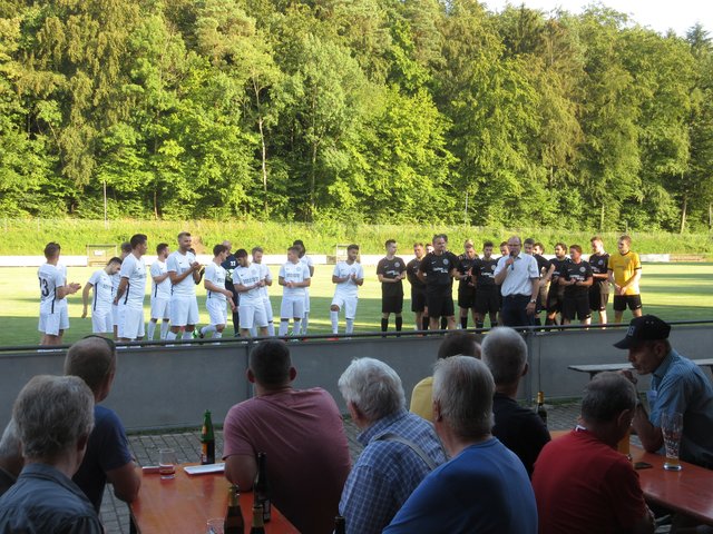 Zahlreiche Fußballinteressierte kamen zum Trainingsauftakt