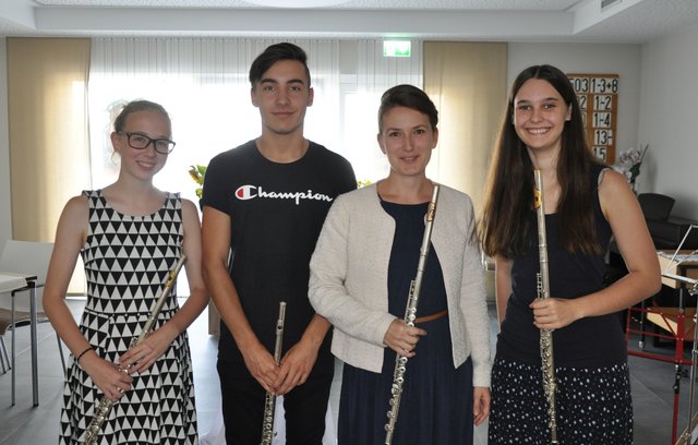 Musikalische Umrahmung der Feierstunde: Das Querflöten-Ensemble der Musikschule Bretten unter Leitung von Stefanie Finke-Grimm. Foto: ch