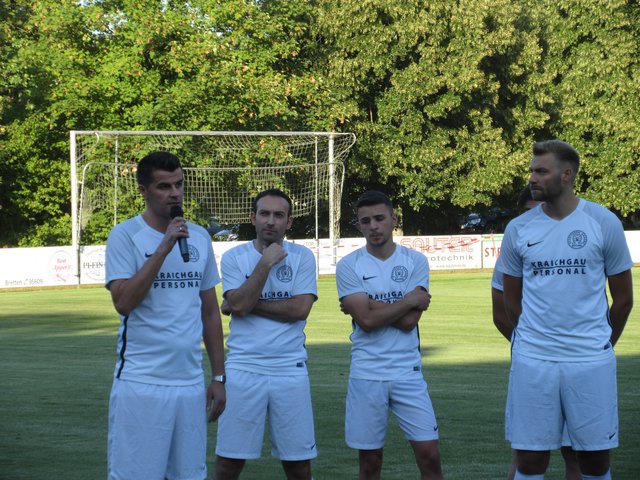 Begrüßung durch Spielertrainer Viktor Göhring