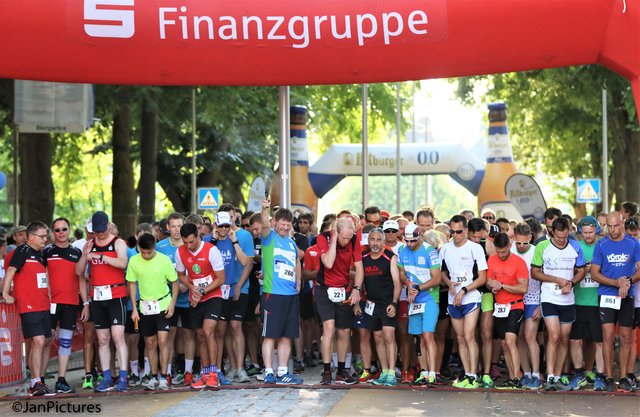Bürgermeister Michael Nöltner gibt den Startschuss zum 10.000 Meter Lauf