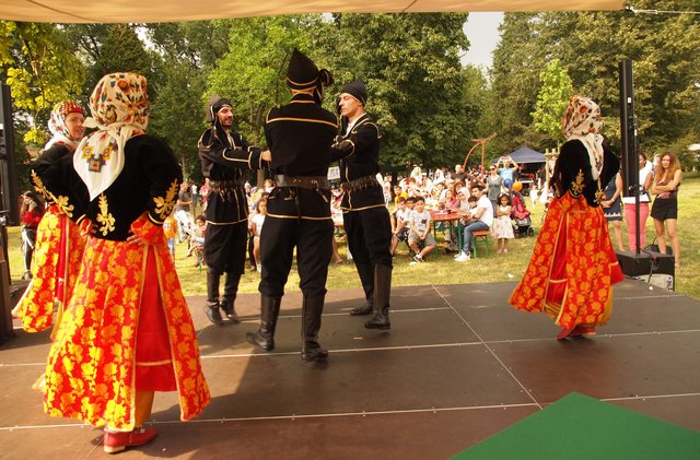 Die türkische Tanzgruppe Arkadaş (Freund) zeigte türkische Folkloretänze.