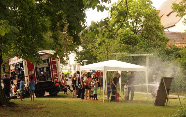 Bei der Feuerwehr durften die Kinder spritzen ...