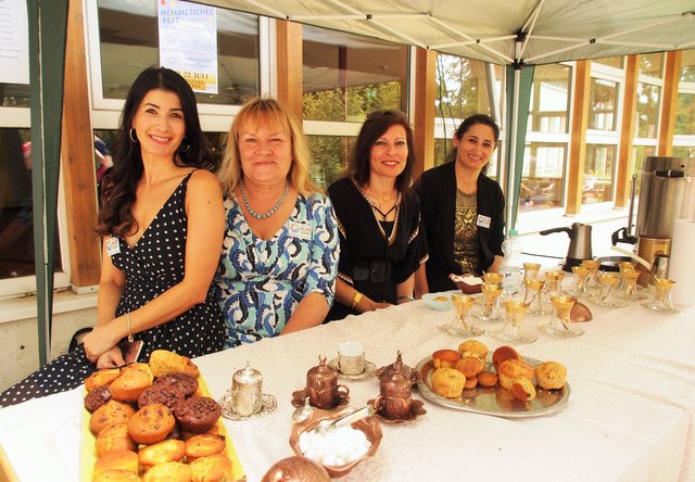 Türkischer Kafee und Tee mit Gebäck in sehr freundlicher Atmosphäre