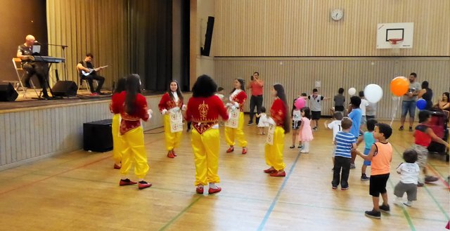 Die türkische Band "Grup Rüzgar" bot mit orientalischer Popmusik Möglichkeiten für folkloristische Tänze