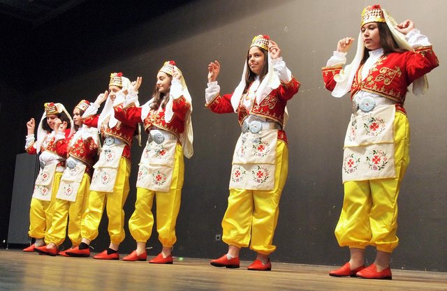 Die türkische Mädchentanzgruppe mit ihren faszinierenden Kostümen war sehr sympatisch