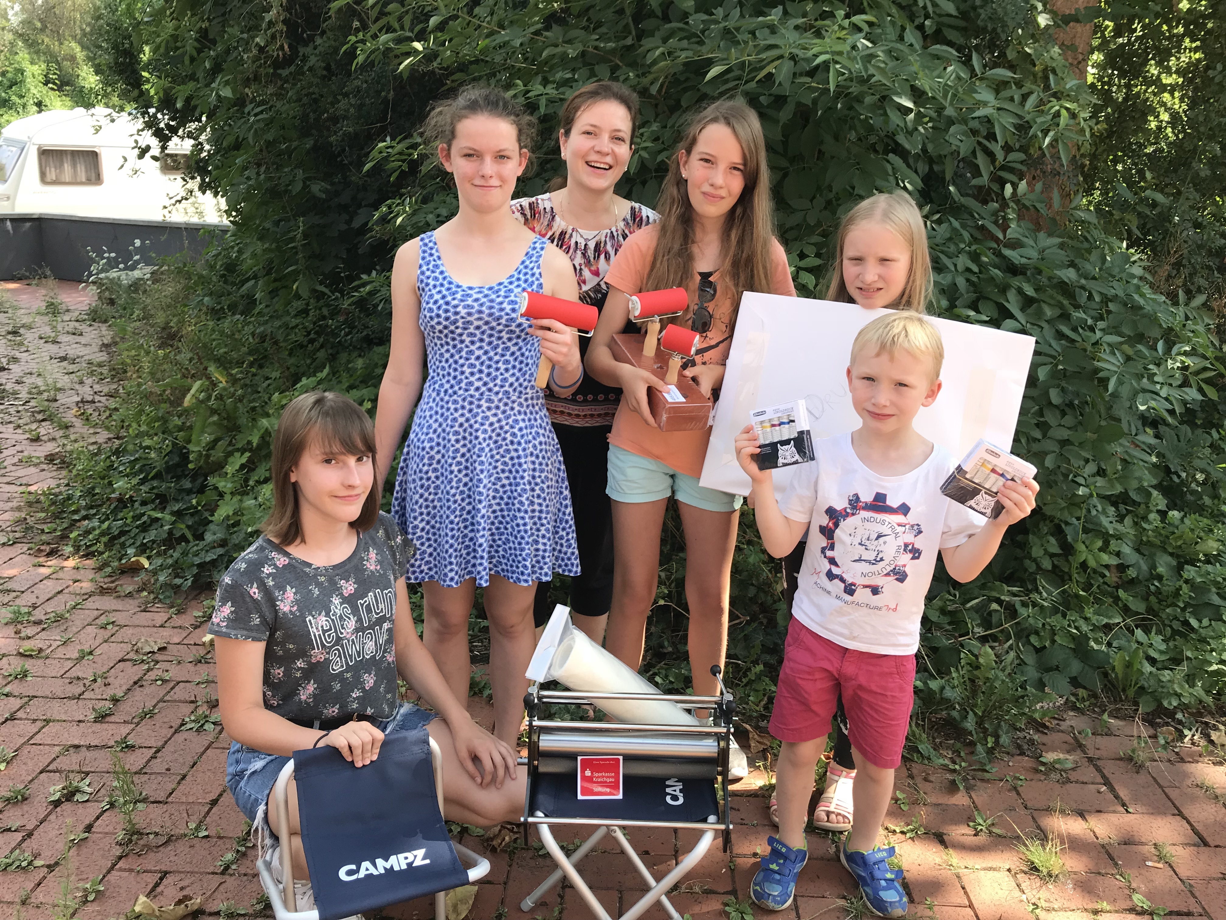 Teilnehmerinnen und Teilnehmer der Kunstklassen mit der Kunstpädagogin Larissa Ermakova (3. v. li)