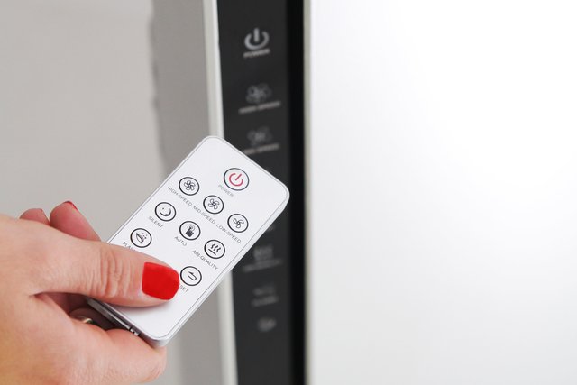 Per Fernbedienung lässt sich die Luftqualität mit dem Luftreiniger automatisch steuern. | Foto: djd/www.home.rhemus.com