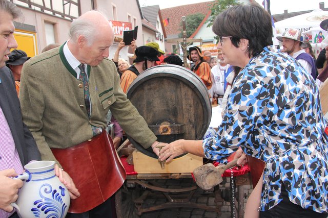 Weinfassanstich | Foto: Klaus Kehrwecker