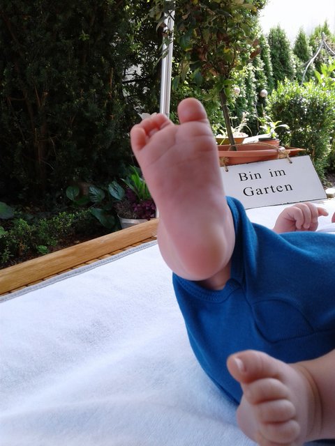 Es ist von unschätzbarem Wert wenn schon die Kleinsten lernen liebevoll mit Pflanzen und Tieren umzugehen!