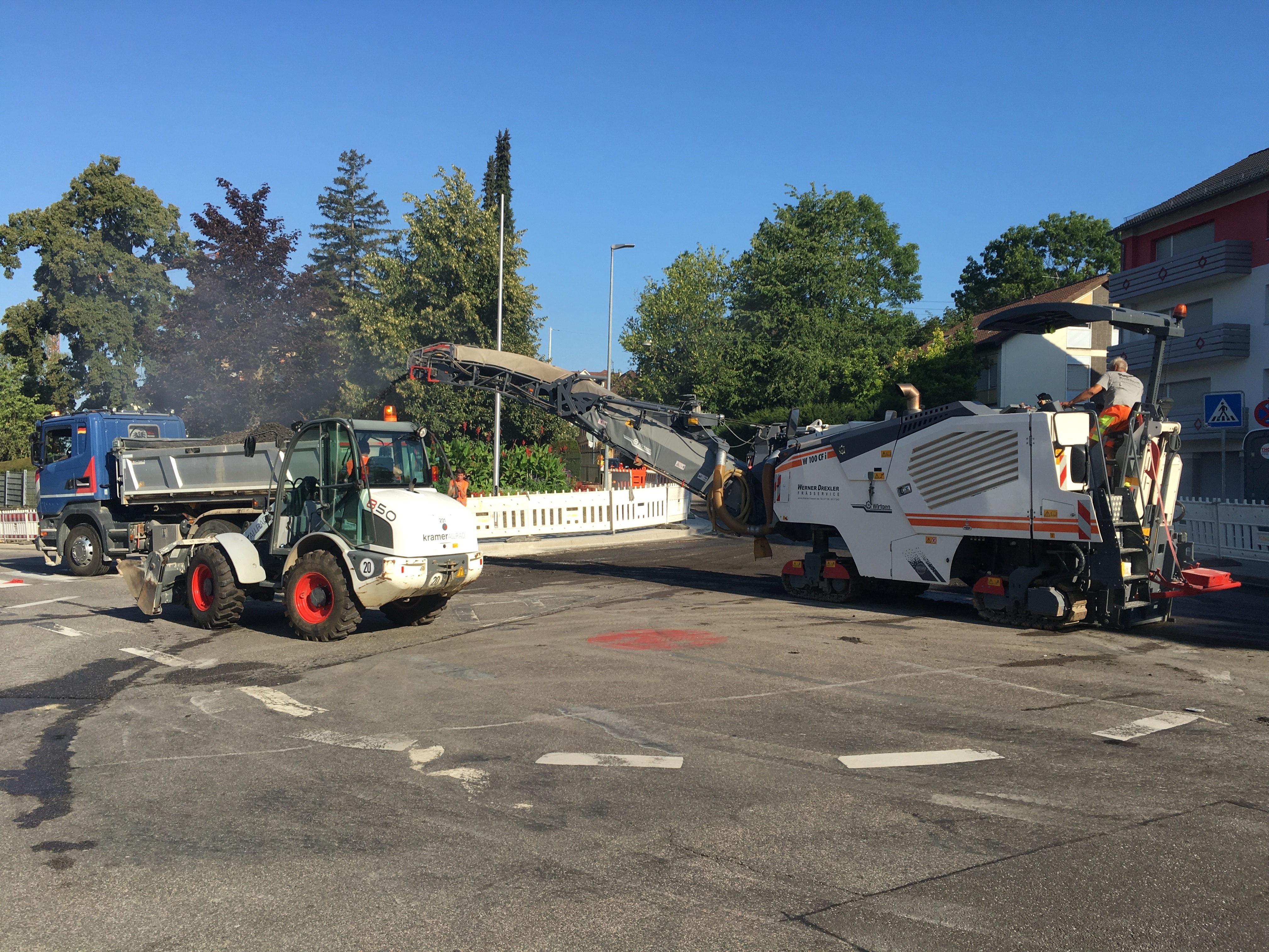 Ärgernis für Autofahrer: Die Bauarbeiten am Kreisel Weißhofer Straße – hier fräst eine Maschine den alten Straßenbelag ab – haben zu erheblichen Behinderungen geführt.