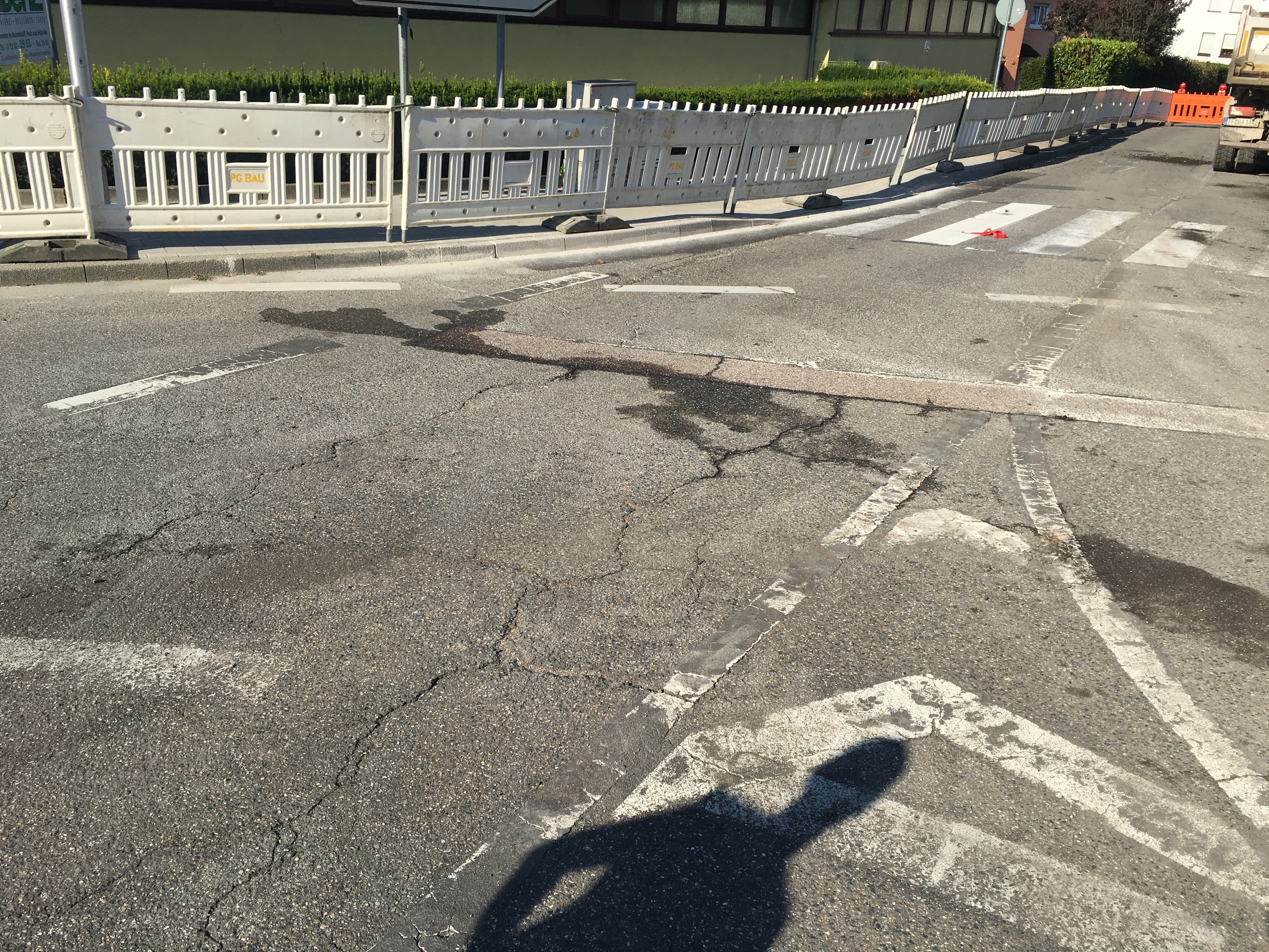 Maroder Straßenbelag: Risse und Fahrbahnabsenkungen sind laut Stadtverwaltung ein zusätzliches Argument für den Kreiselumbau.