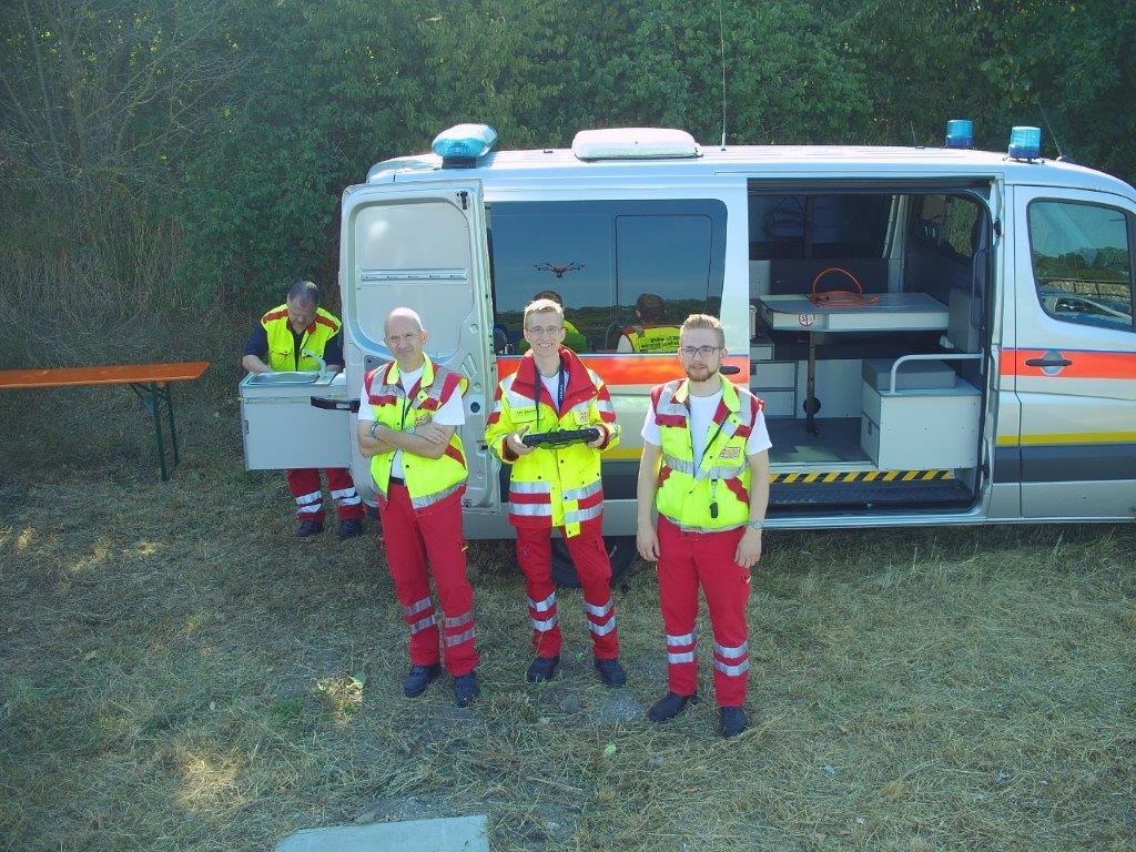 Das Drohnenteam des ASB Karlsruhe mit dem Multikopter: Das UAV „H520“ verfügt über eine Wärmebildkamera mit Restlichtverstärker. UAV steht für Unmanned Aerial Vehicle, wie Drohnen im Fachjargon heißen.
