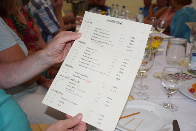 Weinprobe: Mancher studierte nebenbei schon einmal die Preise der kredenzten edlen Tropfen. Foto: ch