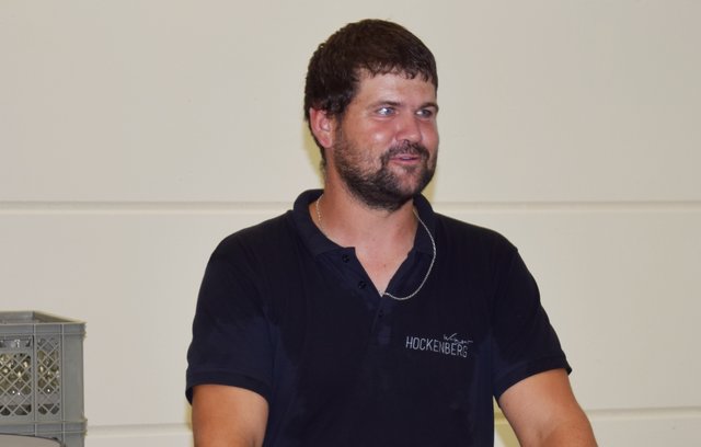 Auskunft vom Experten: Von Restzucker und Säureanteil über Fragen der Schädlingsbekämpfung und Vermarktung bis zum idealen Flaschenverschluss und der idealen Trinktemperatur reichte die Bandbreite der Gästefragen, die Jens Maurer offen beantwortete. Foto: ch