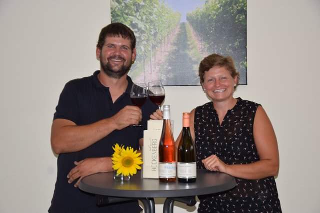 Willkommen im Weingut Hockenberg: Das junge Winzerpaar Christine Link und Jens Maurer zeigte sich als ausgesprochen liebenswürdiger und aufmerksamer Gastgeber der Ferienaktion von Brettener Woche und kraichgau.news. Foto: ch