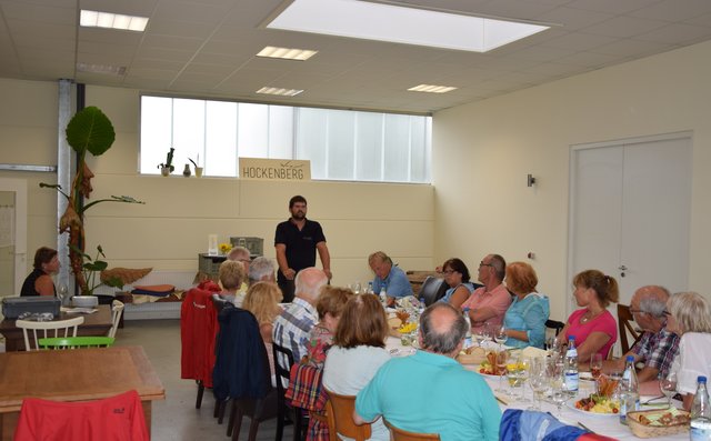Familiäre Arbeitsteilung: Während ihr Mann das Vorgehen bei einer Weinprobe erläuterte, füllte Christine Link von Zeit zu Zeit die Gläser mit neuen edlen Tropfen. Foto: ch