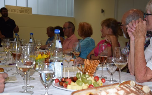 Liebevoll gedeckte Tafel: Neben verschiedenen Gläsern hatte Christine Link auch für Blumenschmuck und kleine Snacks gesorgt. Foto: ch
