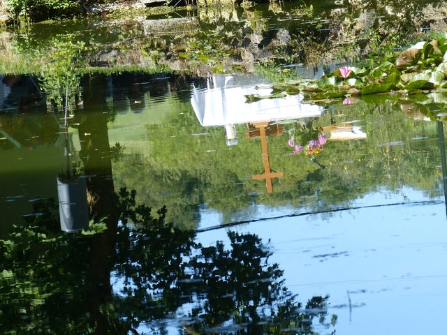 Der Altar speigelt sich im Teich