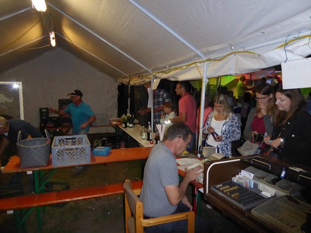 Andrang an Kasse und Getränkeauschank