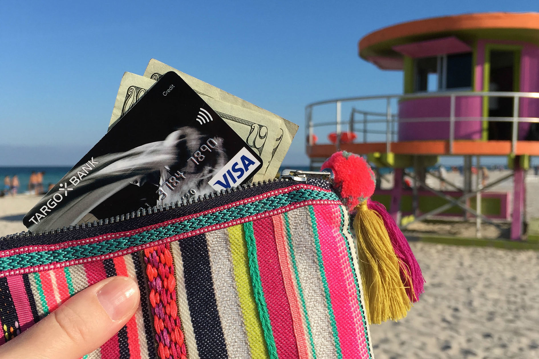 Der berühmte South Beach von Miami wartet schon - die richtigen Zahlungsmittel sollten bei einer Reise in den Süden Floridas auch dabei sein. Foto: djd/Targobank/travelontoast.de