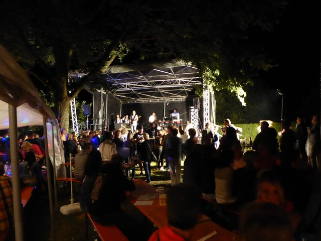 Die Band "Sudden Inspiration" erhält Lichtunterstützung durch die Feuerwehr nach Stromausfall