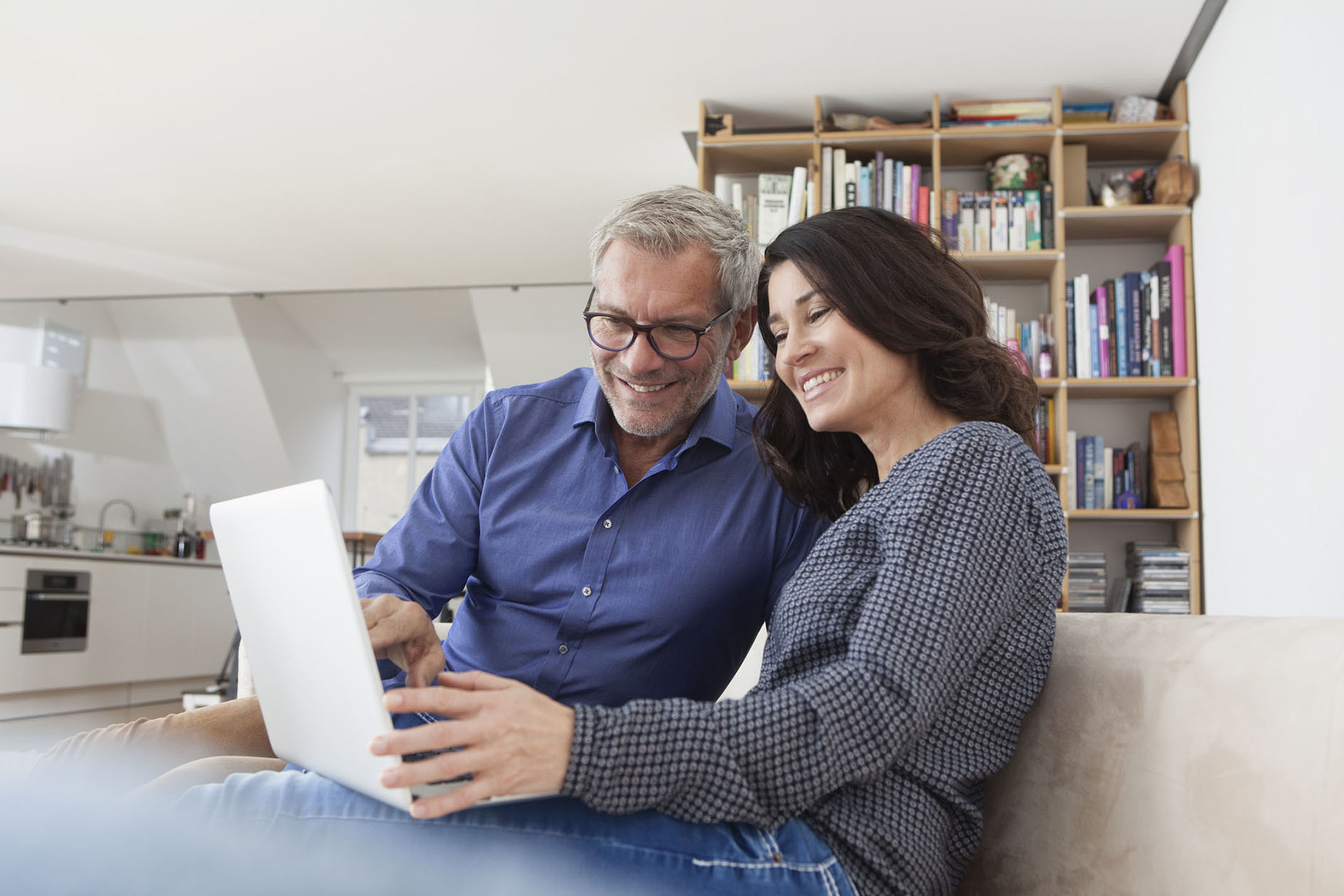 Ein frühzeitiger Rentencheck kann helfen, den Ruhestand von finanziellen Sorgen unbelastet zu genießen. Foto: djd/Allianz Deutschland AG/Getty