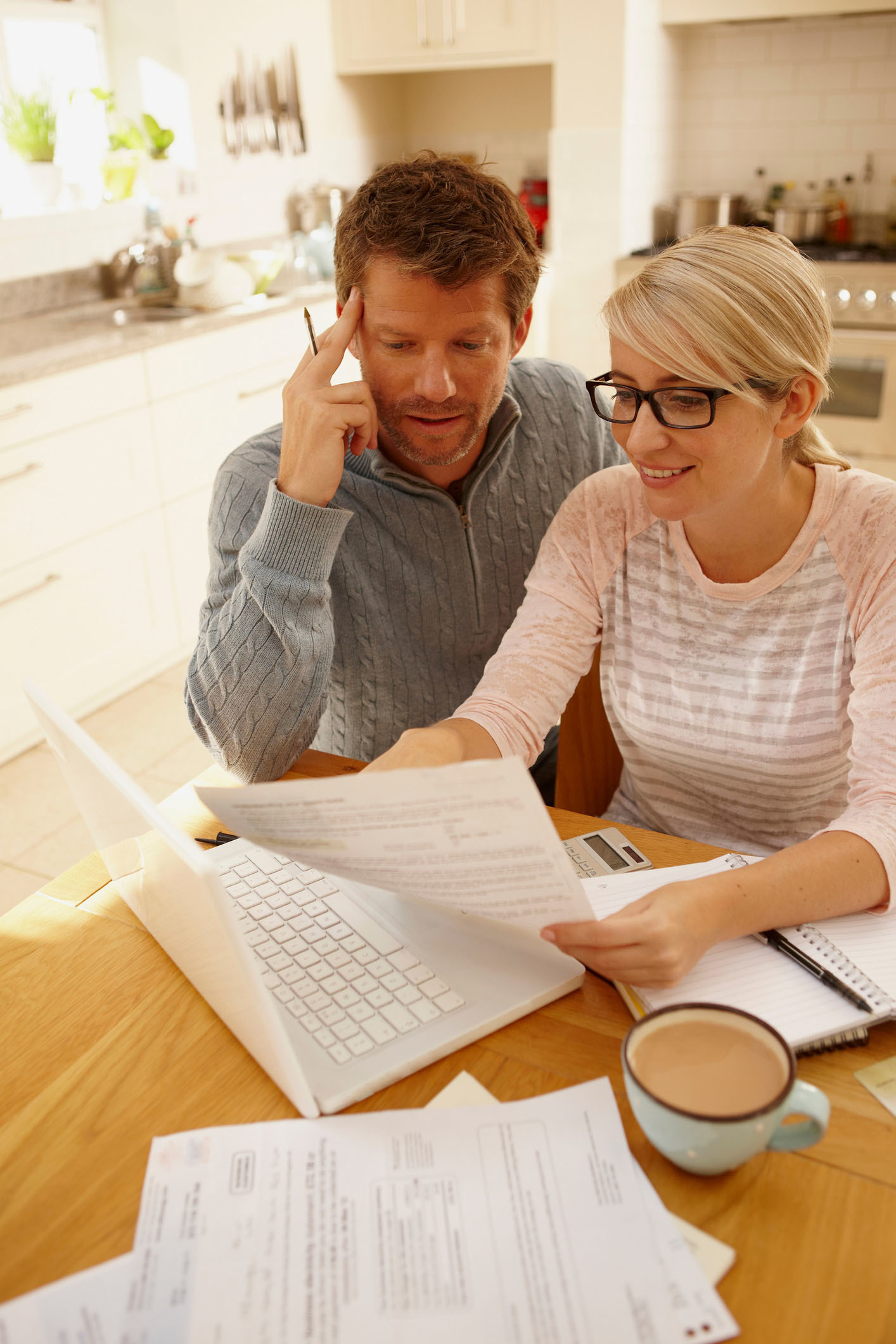Wie ist mein aktueller Vermögensstatus und wie wird er sich bis zum Renteneintritt vermutlich verändern? Mit einem Rentencheck kann man sich einen Überblick über die finanzielle Lage im Ruhestand verschaffen. Foto: djd/Allianz Deutschland AG/Getty
