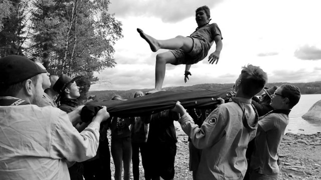 Pfadfindertradition: Wir spannen unsere Zeltplane und lassen das Geburtstagskind richtig hochleben.