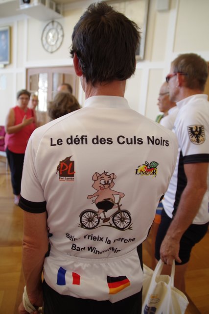 Alle Mitglieder der Gruppe trugen ein identisches Radtrikot.